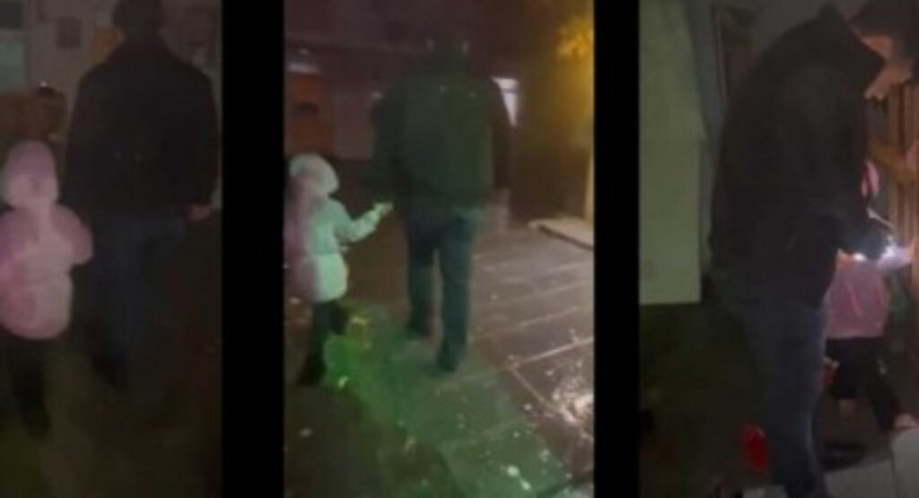 Kars’ta kayıp kız çocuğunu trafik polisleri ailesine teslim etti