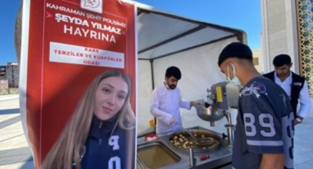 Kars Terziler ve Kuaförler Odası Şehit Polis Şeyda Yılmaz hayrına lokma dağıttı