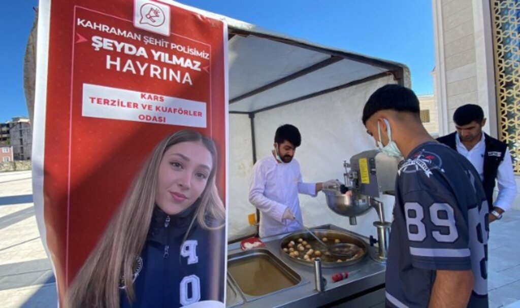 Kars Terziler ve Kuaförler Odası Şehit Polis Şeyda Yılmaz hayrına lokma dağıttı