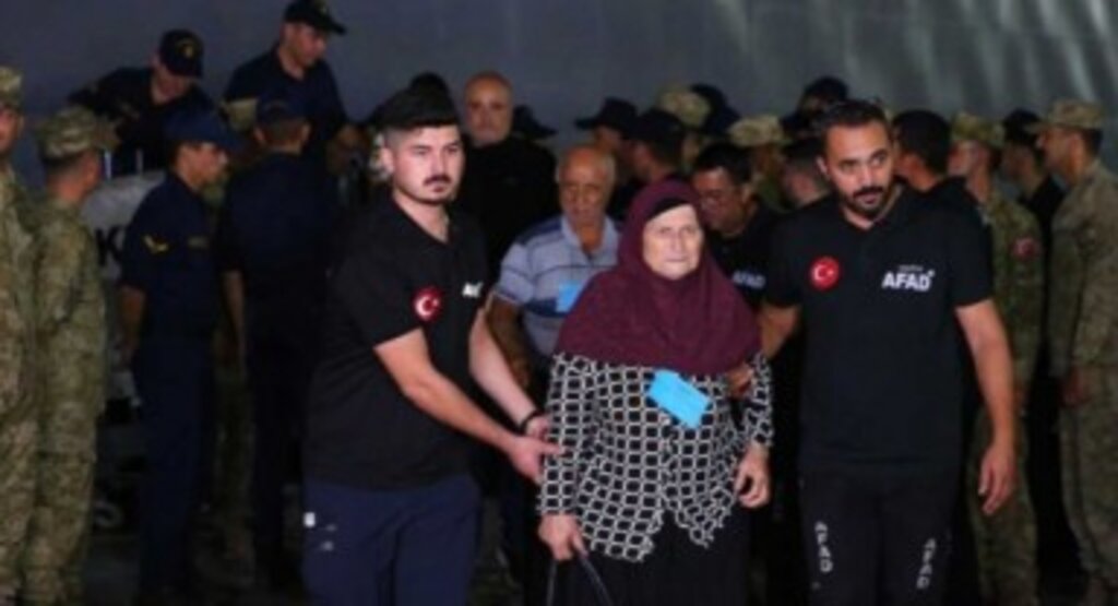 Lübnan’dan 588 sivil tahliye edildi: Mersin’de alkışlarla karşılandılar