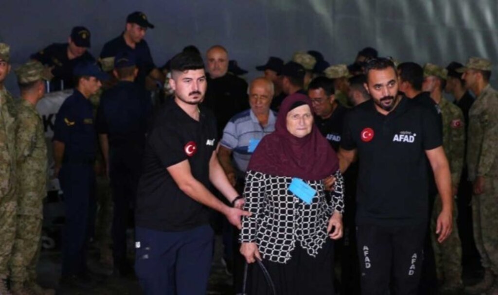 Lübnan’dan 588 sivil tahliye edildi: Mersin’de alkışlarla karşılandılar