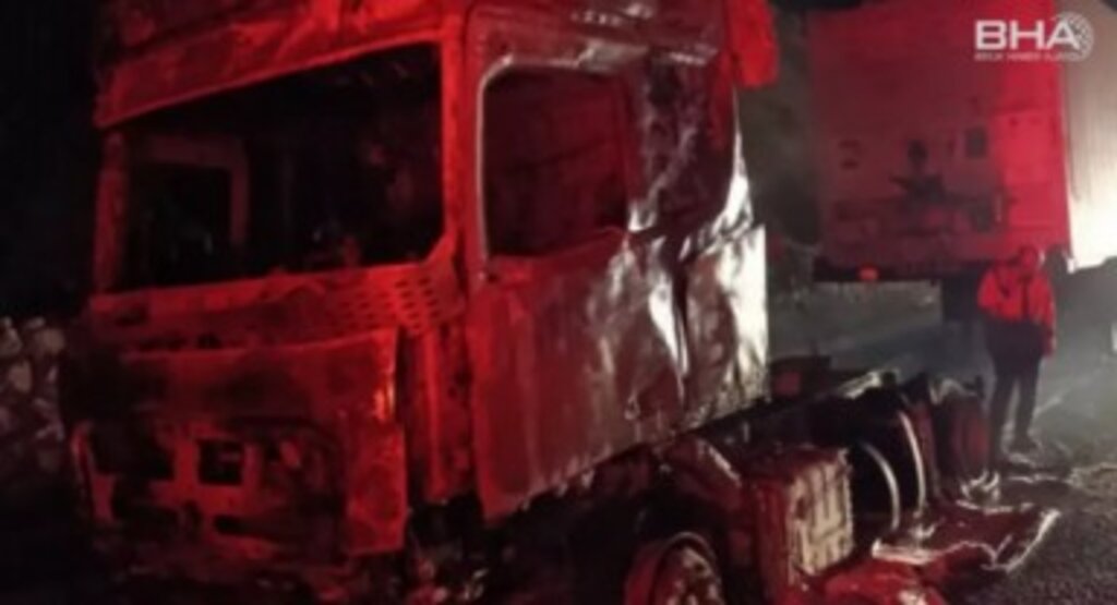 Tarsus’ta seyir halindeki tır alev aldı: İtfaiye müdahale etti
