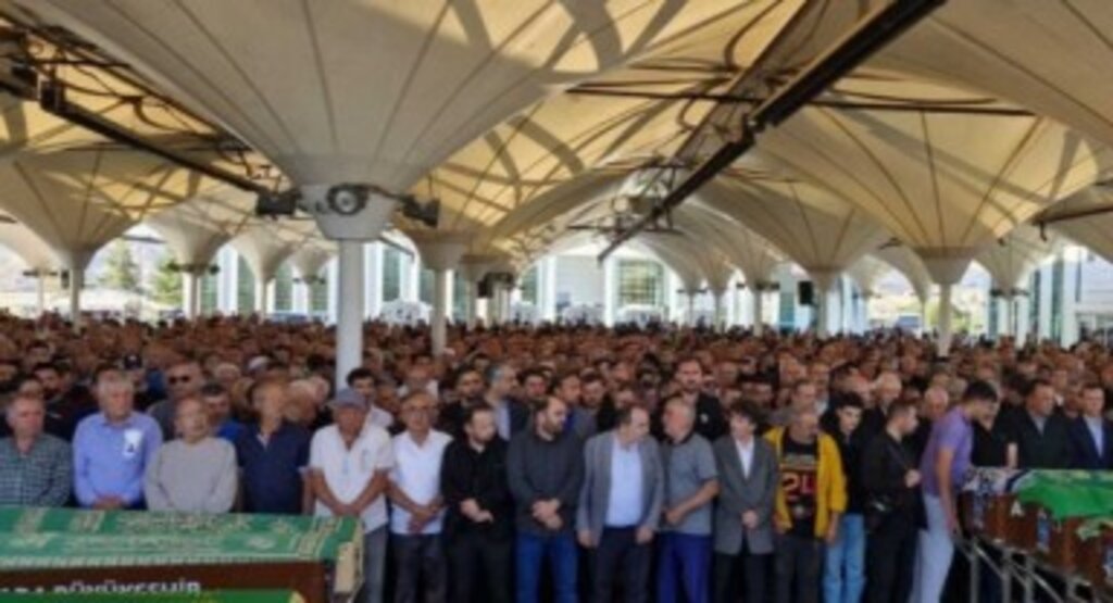 Trafik kazasında hayatını kaybeden AK Parti üyesi Betül Önderoğlu defnedildi