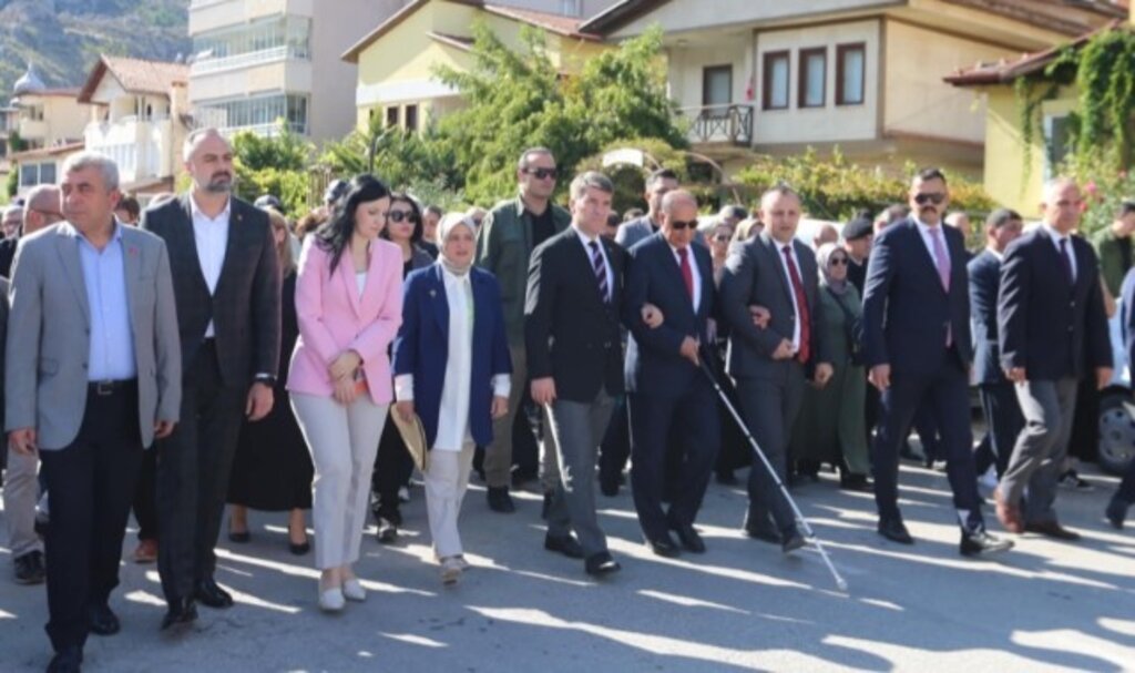 Vali Bakan ve Başkan Sevindi, görme engellilerin yerine kendilerini koyarak farkındalık yaratıldı