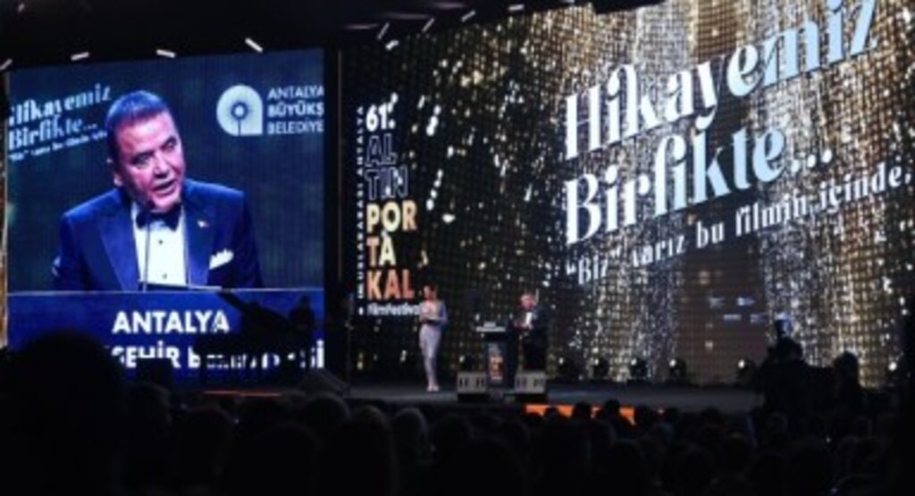 Yalı Çapkını'nın Hatçik halası Şerif Sezer'e Antalya Altın Portakal Film Festivali'nde onur ödülü verildi