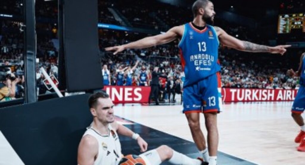 Anadolu Efes, EuroLeague'de Real Madrid'i Yendi