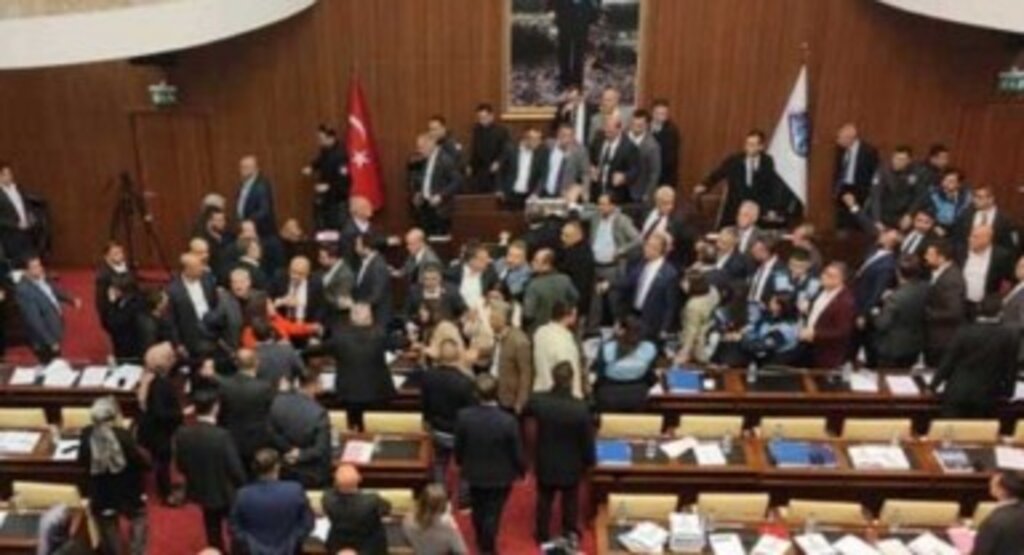 Ankara Büyükşehir Belediyesi Meclisinde yumruklu kavga: Konser maliyeti tartışmaları büyüdü