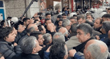 CHP’liler Esenyurt Belediyesi önünde polise takıldı