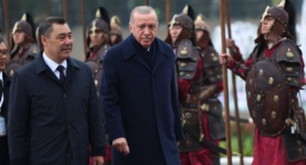 Cumhurbaşkanı Erdoğan, Kırgızistan'da resmî törenle karşılandı