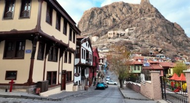 Afyonkarahisar'ın Renkli Sokağı Yenilendi: Bakan Kurum'dan Açıklama