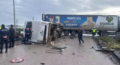 Balıkesir'de Tır ve Öğrenci Servisi Çarpıştı: 8 Ağır Yaralı!