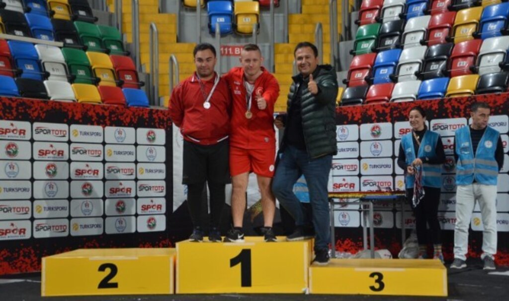 Canikli Sporcu Ali Topaloğlu Madalyaları Topladı