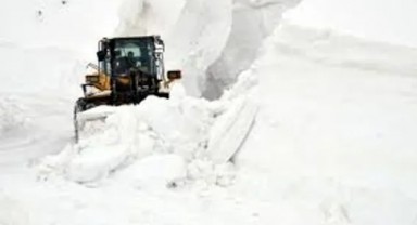 Doğu'da kar fırtınası: 276 yol ulaşıma kapandı