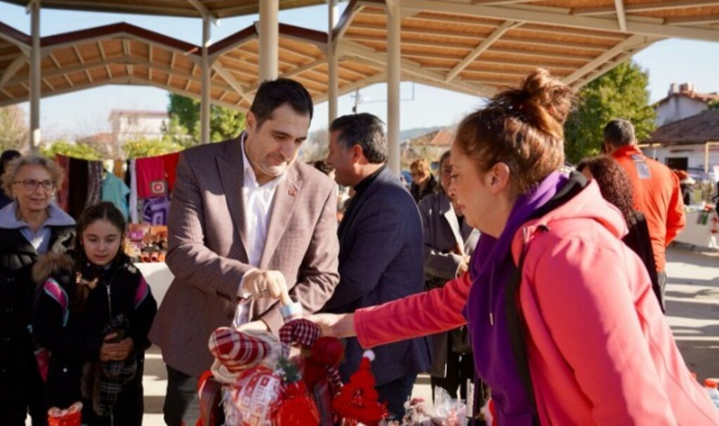 Ortaca'da Sokak Hayvanlarına Destek İçin Noel Pazarı Düzenlendi