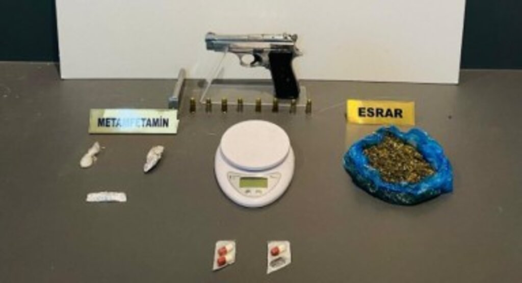 Samsun Canik'te Uyuşturucu ve Silah Operasyonu: 62 Gram Esrar, Metamfetamin ve Ruhsatsız Tabanca Ele Geçirildi