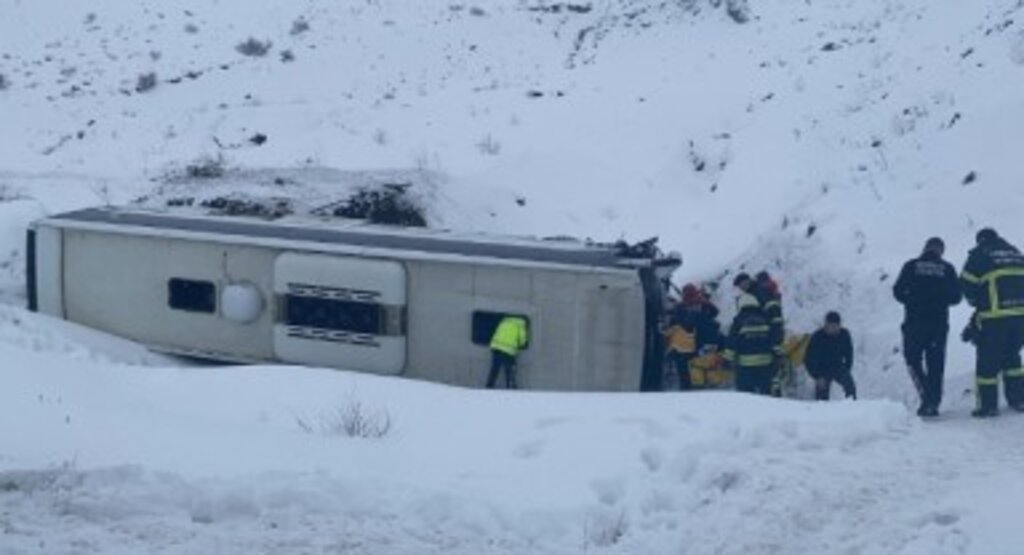 Yolcu Otobüsü Şarampole Devrildi: Erzincan'da Feci Kaza