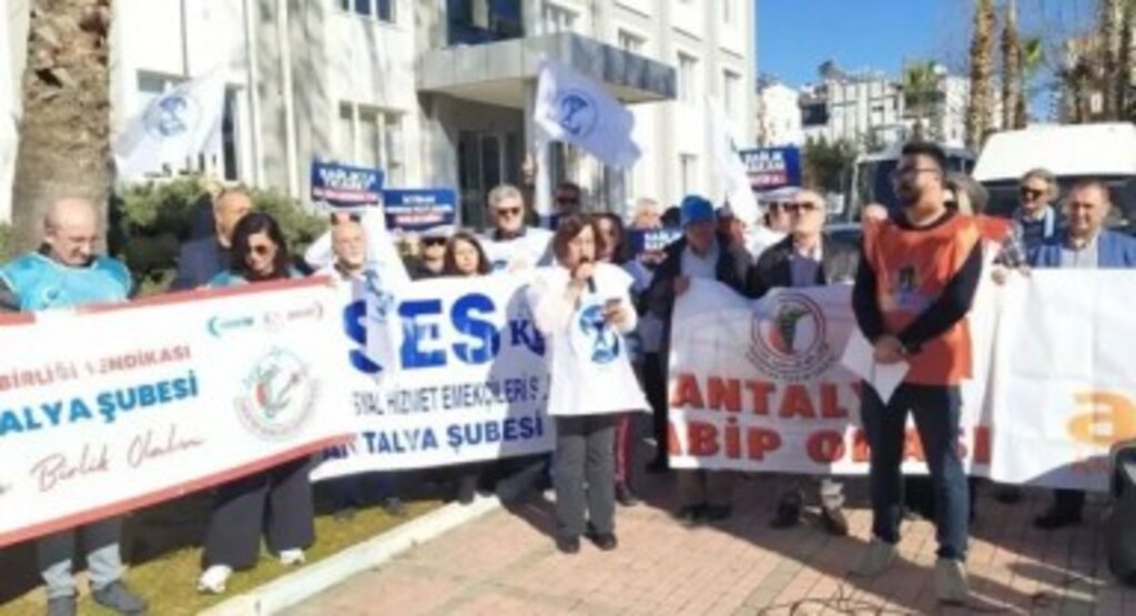 Antalya'da aile hekimlerinden yeni yönetmelik protestosu: Talepler karşılanmazsa eylemler sürecek