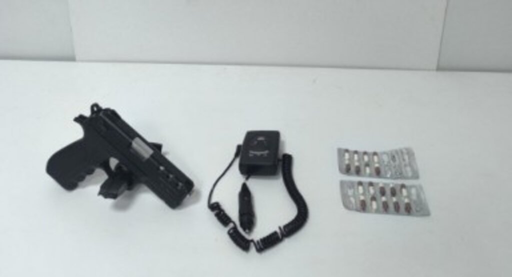 Ayvacık’ta Narko Alan Uygulaması: Sentetik Hap, Radar Cihazı ve Tabanca Ele Geçirildi