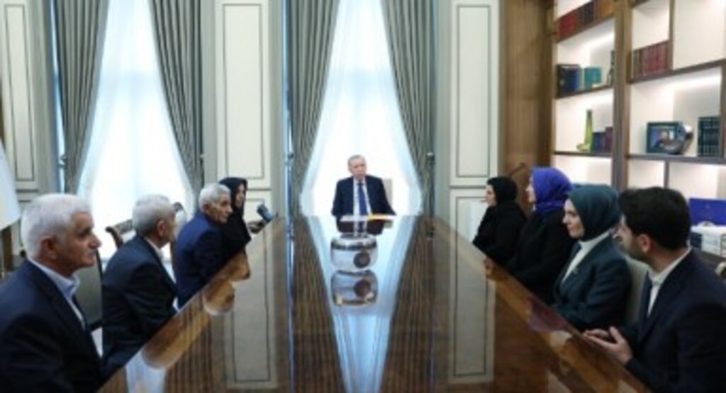 Cumhurbaşkanı Erdoğan'dan 36 yıl önce PKK'nın katlettiği Aykut ve Boz ailelerinin yakınlarına ziyaret