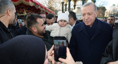 Cumhurbaşkanı Erdoğan, Sultanahmet'te vatandaşların Regaip Kandili'ni kutladı