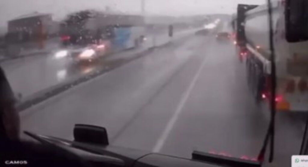 Siber Polislerden Sanal Devriye Başarısı: Trafikte Tehlikeli Manevra Anında Tespit Edildi!