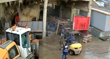 Fabrika Çatısı İşçilerin Üzerine Çöktü: Bir İşçi Yaralandı