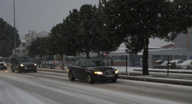 Samsun'da Aniden Bastıran Kar Trafiği Felç Etti
