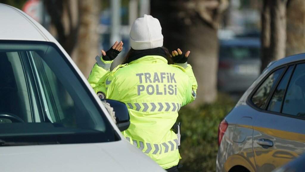 Samsun'da Kurallara Uyan Motosiklet Sürücülerine Polislerden Anlamlı Hediye