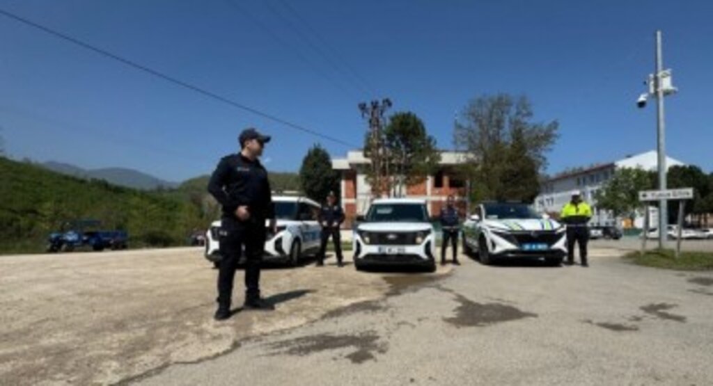 Samsun'da Okul Çevrelerinde Geniş Çaplı Güvenlik Uygulaması! Binlerce Kişi Sorgulandı, Çok Sayıda Servise Ceza Kesildi