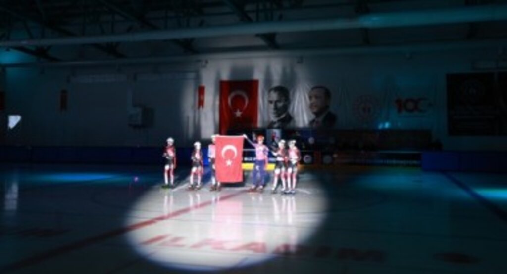Gençler ve Vatandaşlar Buz Şöleni'nde 19 Mayıs'ı Kutladı