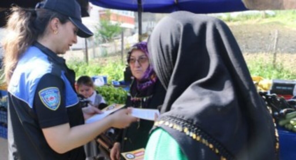 Samsun Polisi Pazarda Dolandırıcılığa Karşı Vatandaşları Bilgilendirdi