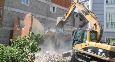 İlkadım'da Kentsel Dönüşüm Hız Kazandı: Metruk Binalar Gençlerin Güvenliği İçin Yıkılıyor