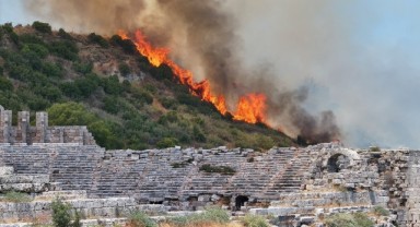 Antalya ve Muğla'da Orman Yangınlarına Havadan ve Karadan Müdahale Ediliyor