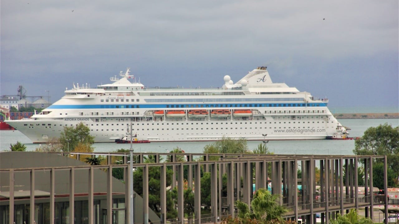 Astoria Grande Yolcu Gemisi, 994 Turistle Samsun'da