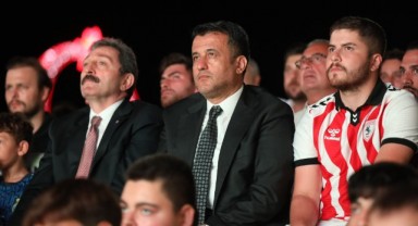 Vali Tavlı ve Başkan Doğan, Samsunspor Taraftarıyla Maç Heyecanını Paylaştı
