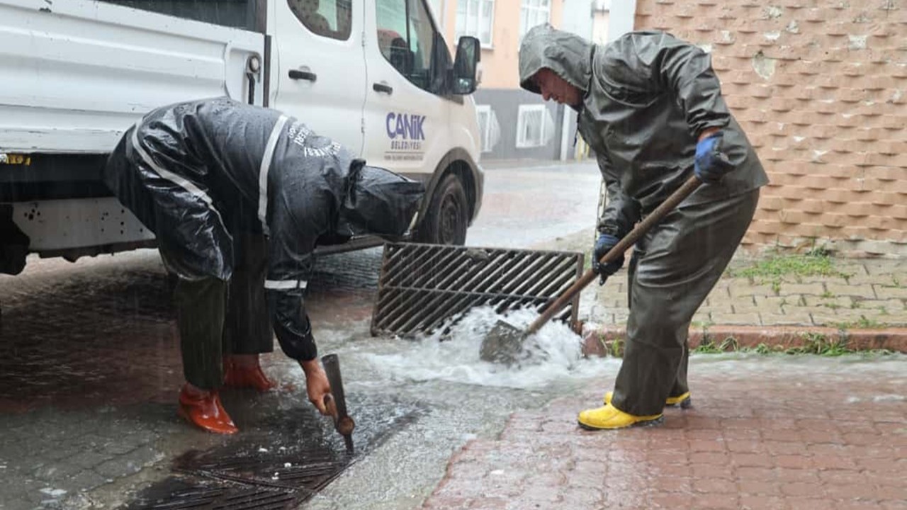 Canik Belediyesi'nden Sağanak Yağışa Karşı Etkin Mücadele