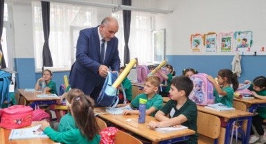 Canik Belediyesi Okula Başlayan Tüm Öğrencilerin Çanta ve Kırtasiye Setlerini Teslim Etti