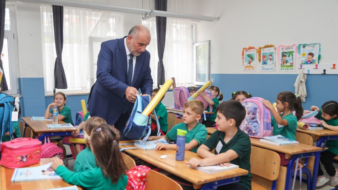 Canik Belediyesi Okula Başlayan Tüm Öğrencilerin Çanta ve Kırtasiye Setlerini Teslim Etti