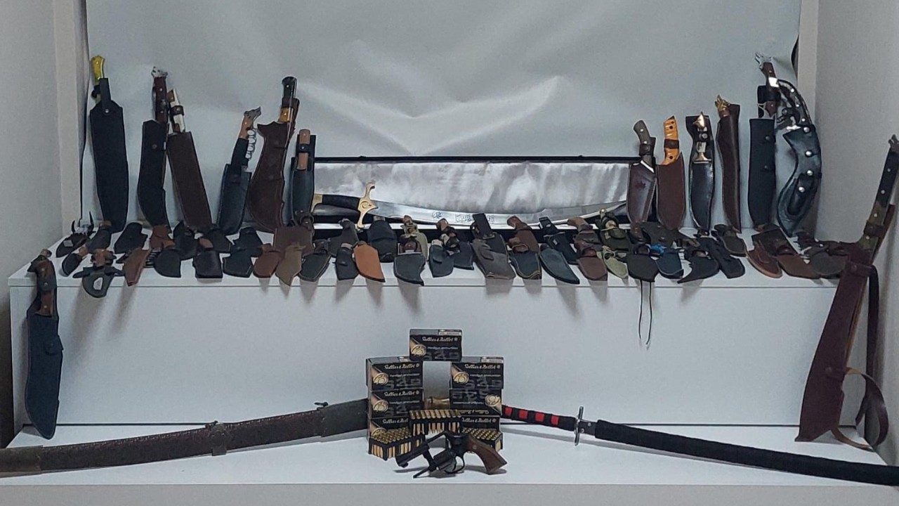 Samsun'da İşyerine Baskın! Ruhsatsız Silah ve Çok Sayıda Bıçak Ele Geçirildi