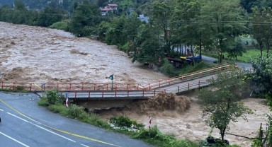 Şiddetli Yağış Rize’yi Vurdu! Köprü Çöktü, Yollar Kapandı