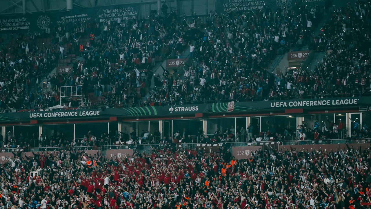 19 Mayıs Stadyumu’nda Kırmızı-Beyaz Fırtına! Tek Ses, Tek Yürek