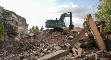 Balıkesir Sındırgı’da Deprem Enkazı Kaldırma Çalışmaları Başladı