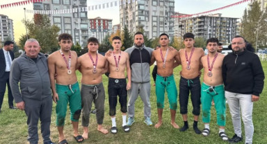 İlkadımlı Güreşçiler Madalyaları Topladı