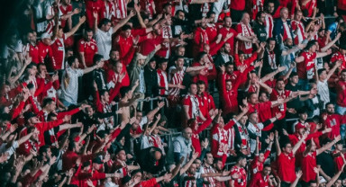 Samsunspor Taraftarı Beşiktaş Deplasmanını Kırmızı-Beyaza Boyadı