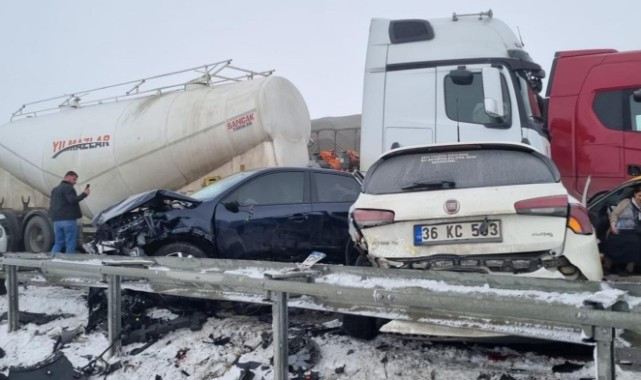 Erzurum’da Sabah Saatlerinde Zincirleme Trafik Kazası Meydana Geldi