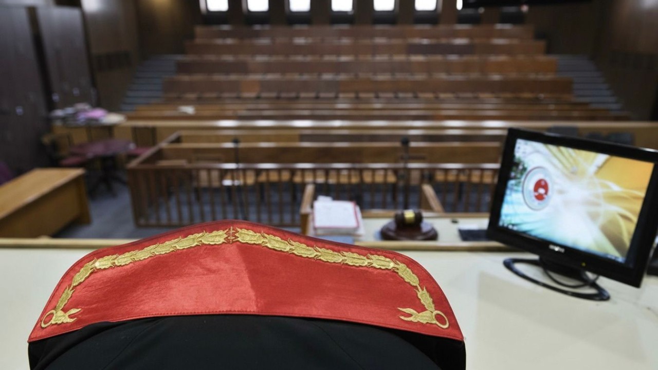 İzmir'de Kız Çocuklarının Telefonunu Ele Geçiren 5 Çocuğa 45 Yıla Kadar Hapis İstendi