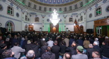 Canik'te Binler Kadir Gecesi'nde Ellerini Semaya Açtı