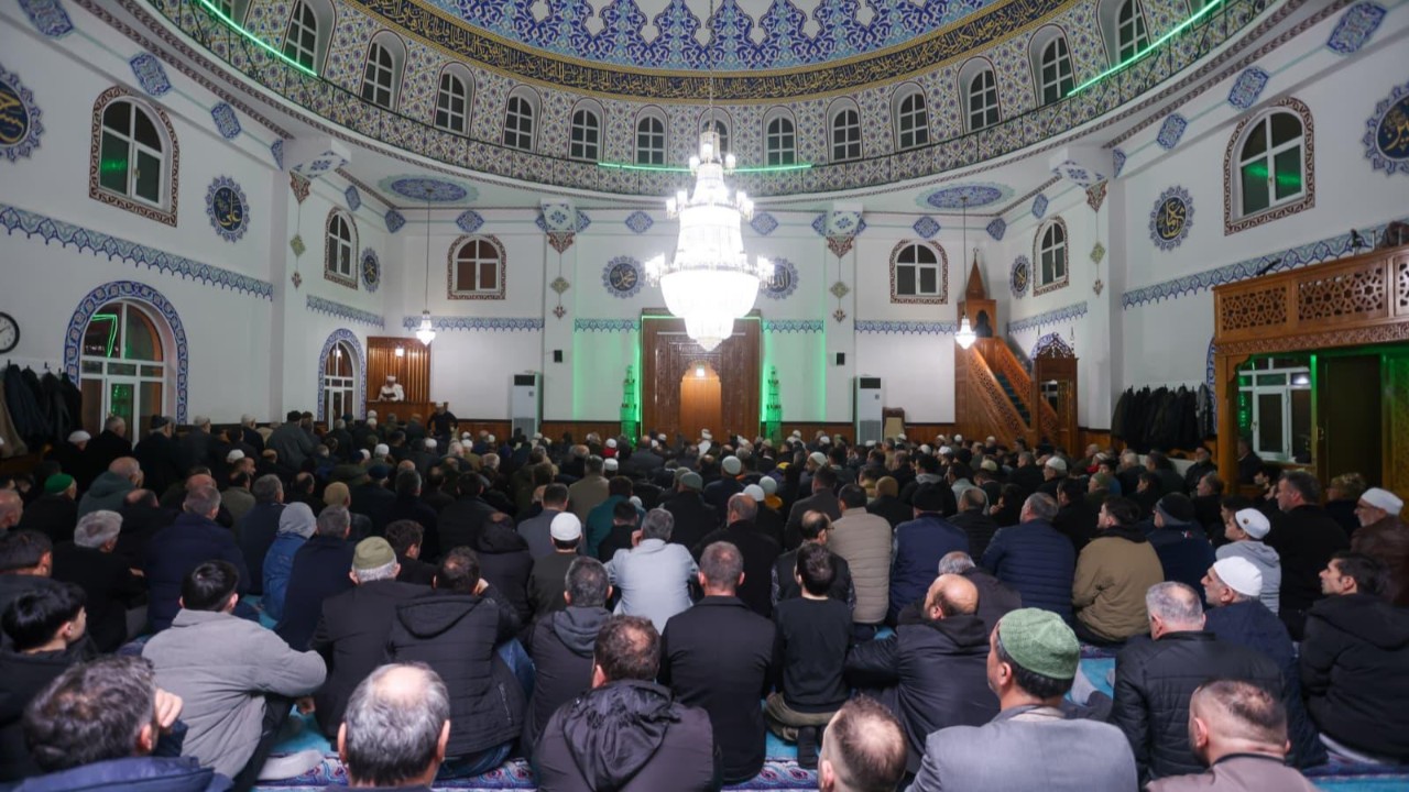 Canik'te Binler Kadir Gecesi'nde Ellerini Semaya Açtı