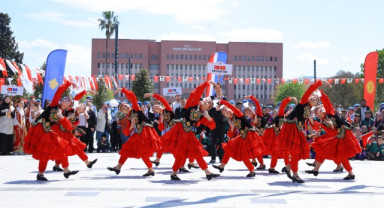 2. Samsun Türk Dünyası Çocuk Festivali Kortejle Başladı