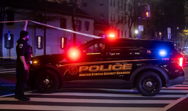 ABD’de Beyaz Saray Muhabirleri Derneği Yemeğinde Silahlı Saldırı: Şüpheli Kimliği Açıklandı